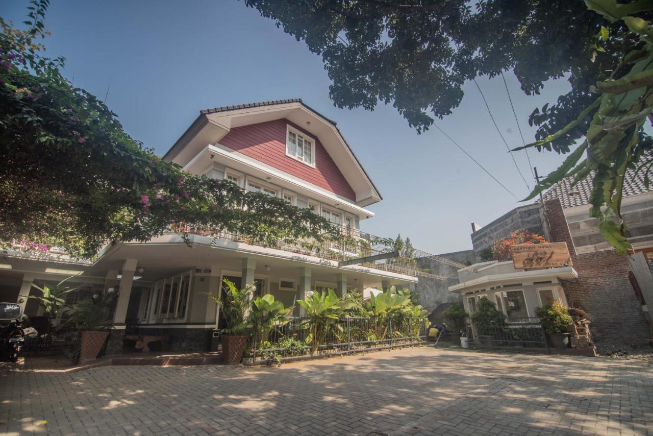 Front One Boutique Baluran Malang Exterior foto