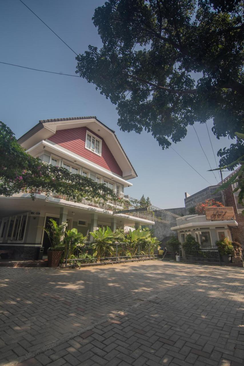 Front One Boutique Baluran Malang Exterior foto